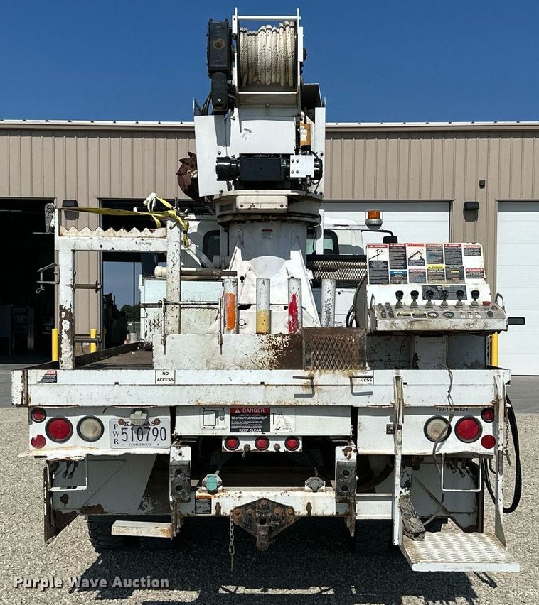 image for item NP9754 2007 International 7300  digger derrick truck