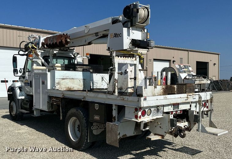 image for item NP9754 2007 International 7300  digger derrick truck