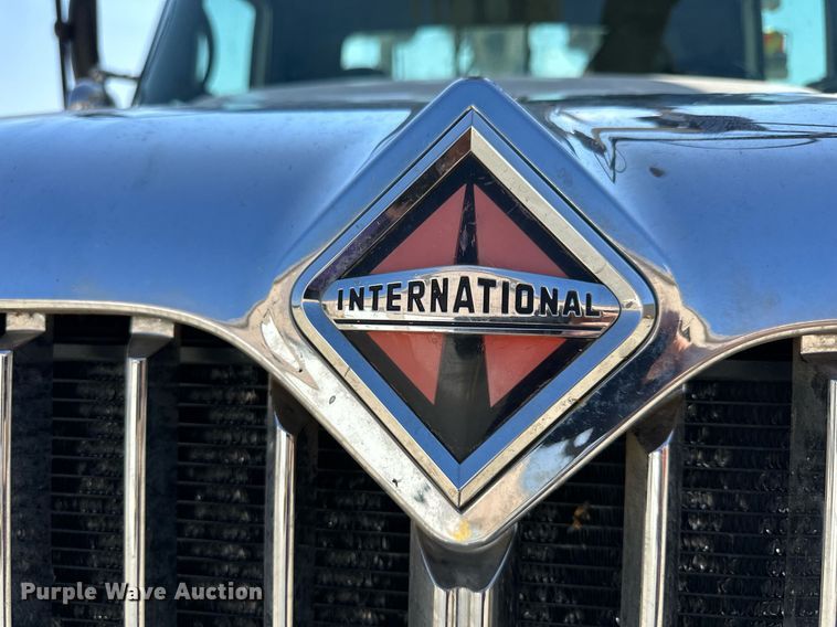 image for item NP9754 2007 International 7300  digger derrick truck