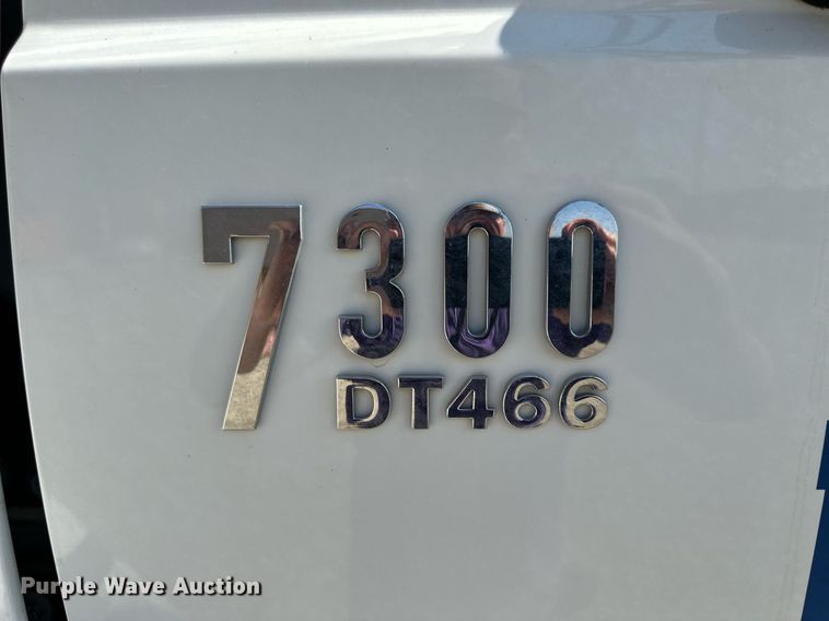 image for item NP9754 2007 International 7300  digger derrick truck