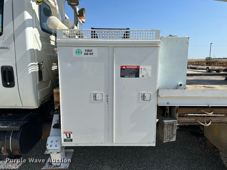 image for item NP9754 2007 International 7300  digger derrick truck