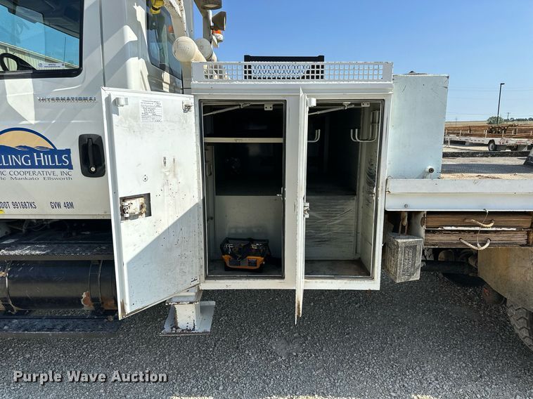 image for item NP9754 2007 International 7300  digger derrick truck