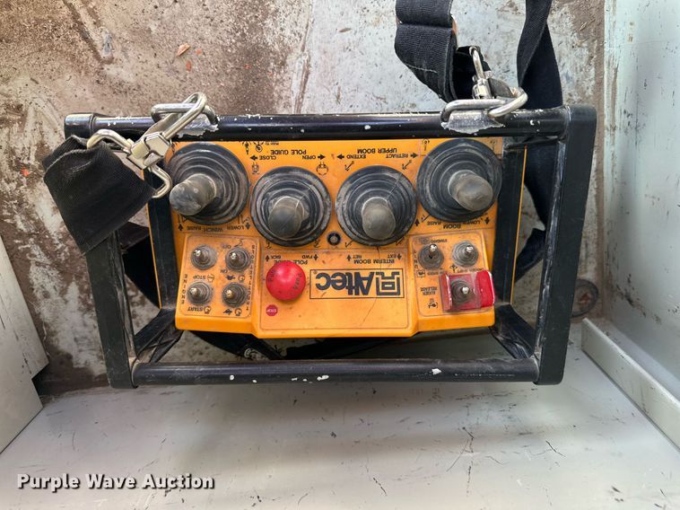 image for item NP9754 2007 International 7300  digger derrick truck