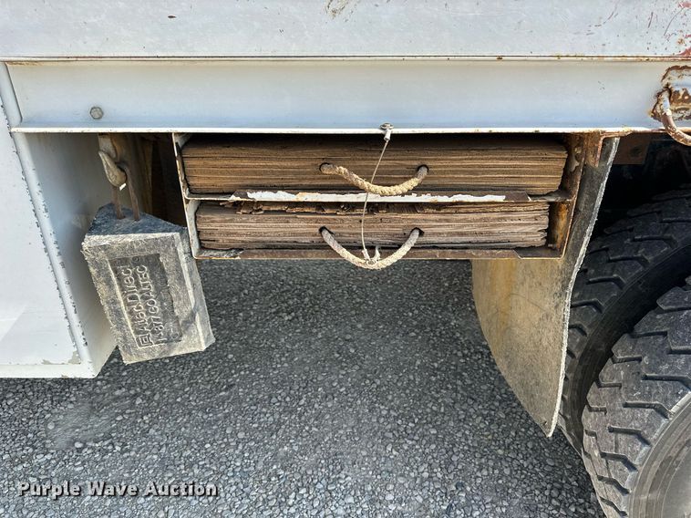 image for item NP9754 2007 International 7300  digger derrick truck