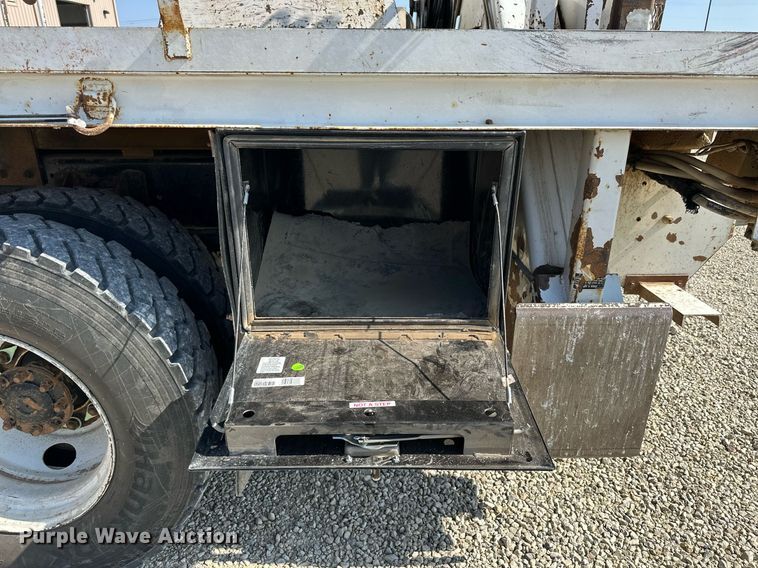 image for item NP9754 2007 International 7300  digger derrick truck