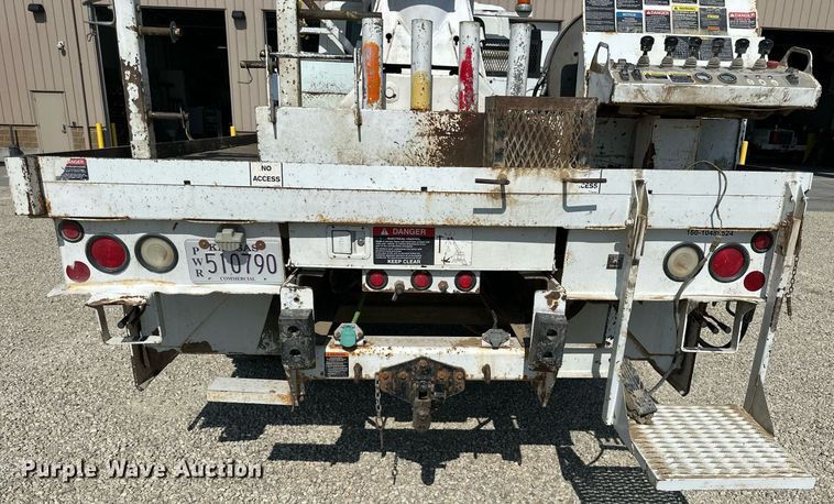 image for item NP9754 2007 International 7300  digger derrick truck