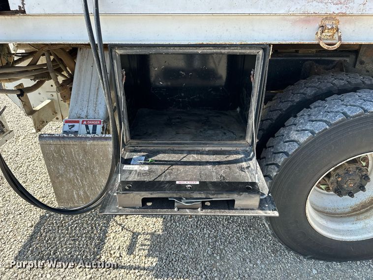 image for item NP9754 2007 International 7300  digger derrick truck