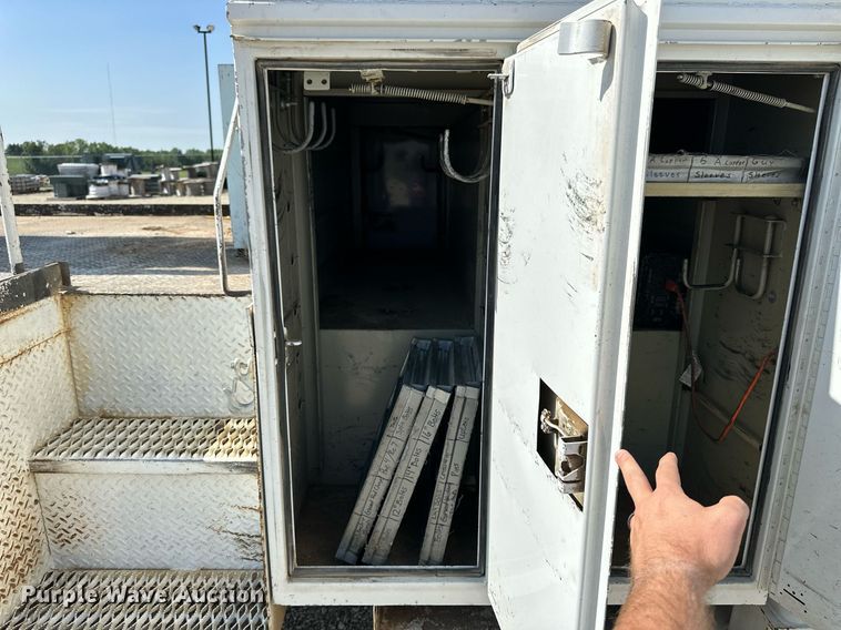 image for item NP9754 2007 International 7300  digger derrick truck