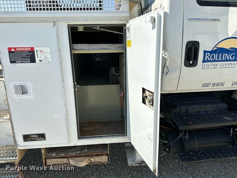 image for item NP9754 2007 International 7300  digger derrick truck