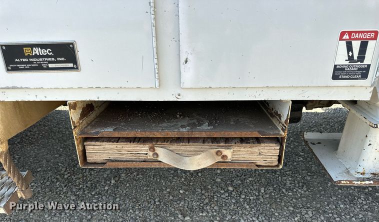 image for item NP9754 2007 International 7300  digger derrick truck