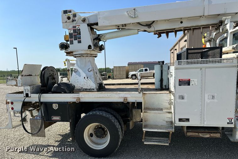 image for item NP9754 2007 International 7300  digger derrick truck