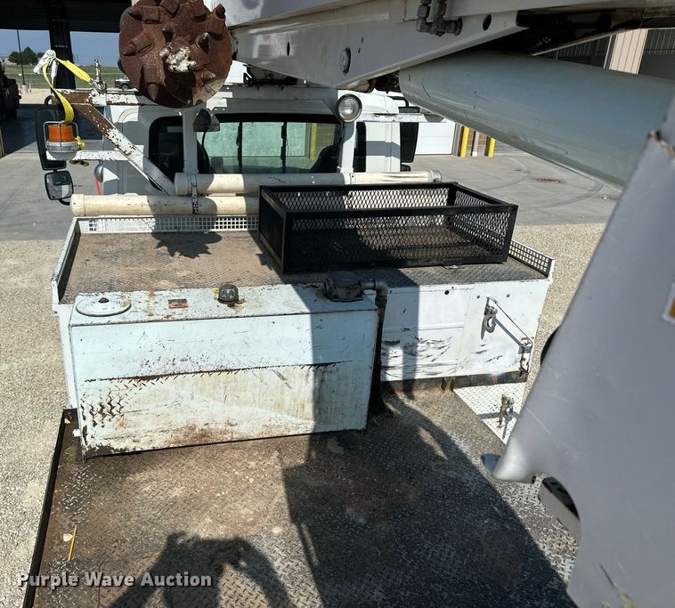 image for item NP9754 2007 International 7300  digger derrick truck