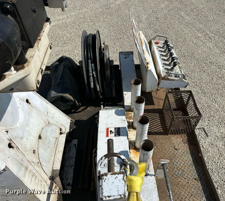 image for item NP9754 2007 International 7300  digger derrick truck