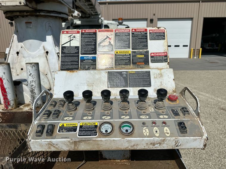 image for item NP9754 2007 International 7300  digger derrick truck