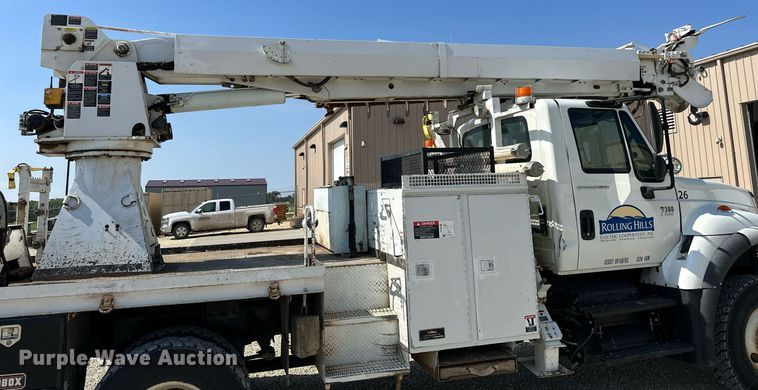 image for item NP9754 2007 International 7300  digger derrick truck