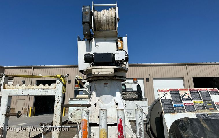 image for item NP9754 2007 International 7300  digger derrick truck