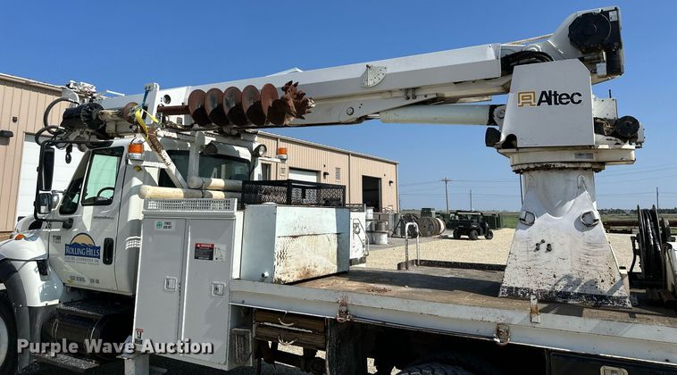 image for item NP9754 2007 International 7300  digger derrick truck