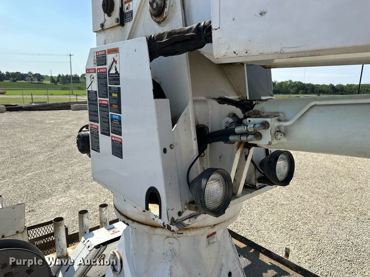 image for item NP9754 2007 International 7300  digger derrick truck