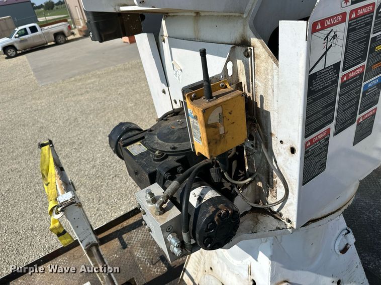 image for item NP9754 2007 International 7300  digger derrick truck