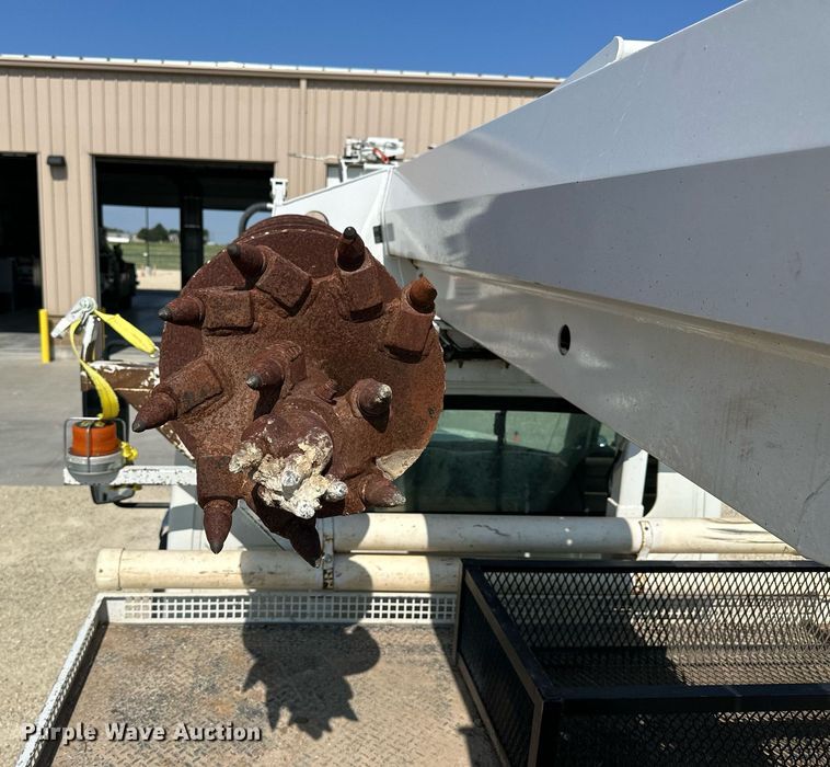 image for item NP9754 2007 International 7300  digger derrick truck