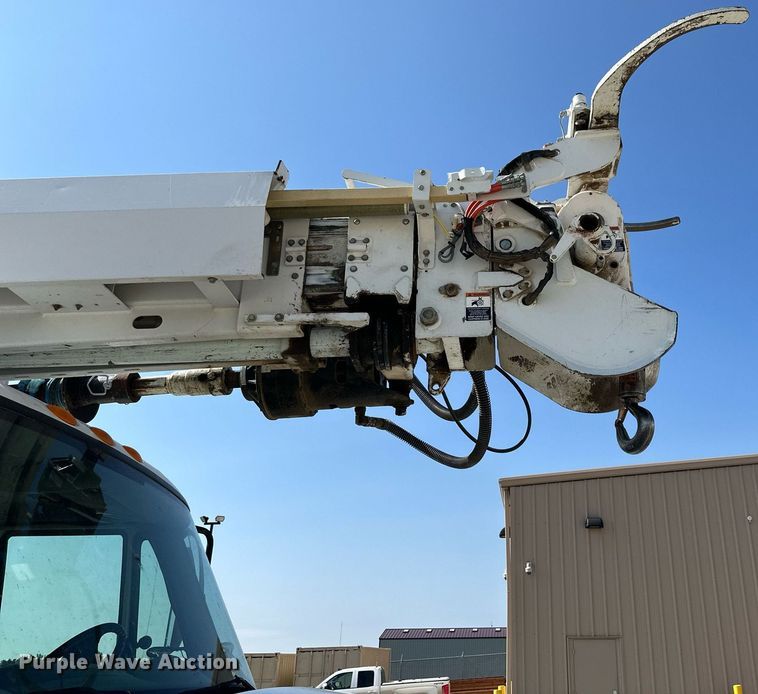 image for item NP9754 2007 International 7300  digger derrick truck