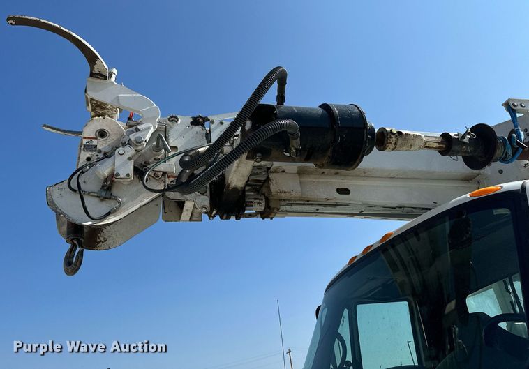 image for item NP9754 2007 International 7300  digger derrick truck