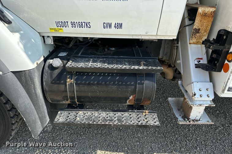 image for item NP9754 2007 International 7300  digger derrick truck