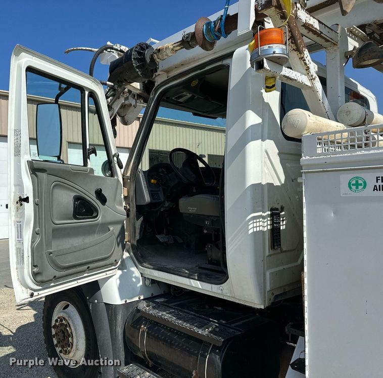 image for item NP9754 2007 International 7300  digger derrick truck