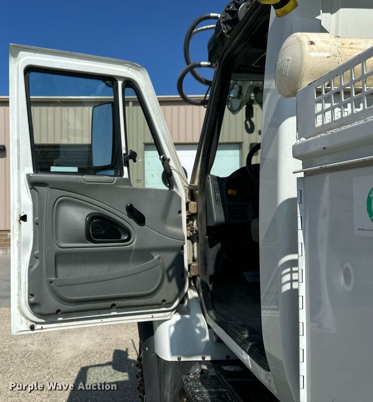 image for item NP9754 2007 International 7300  digger derrick truck