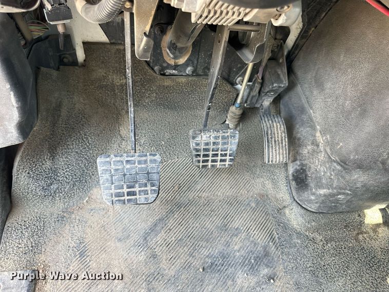 image for item NP9754 2007 International 7300  digger derrick truck