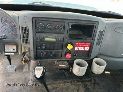 image for item NP9754 2007 International 7300  digger derrick truck