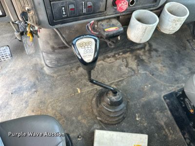 image for item NP9754 2007 International 7300  digger derrick truck