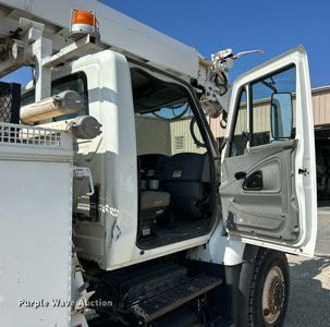 image for item NP9754 2007 International 7300  digger derrick truck