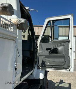 image for item NP9754 2007 International 7300  digger derrick truck