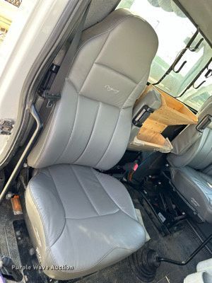 image for item NP9754 2007 International 7300  digger derrick truck