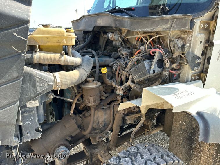 image for item NP9754 2007 International 7300  digger derrick truck