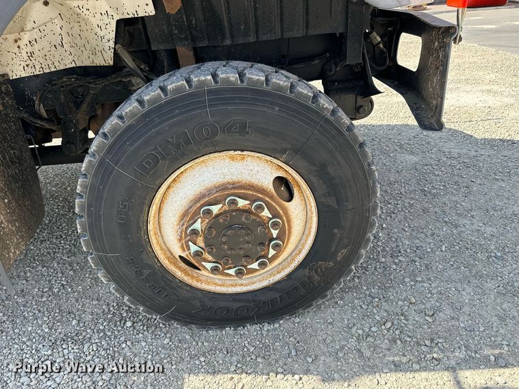 image for item NP9754 2007 International 7300  digger derrick truck