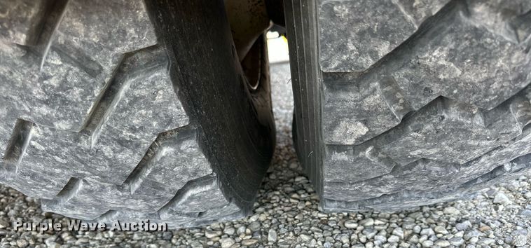 image for item NP9754 2007 International 7300  digger derrick truck