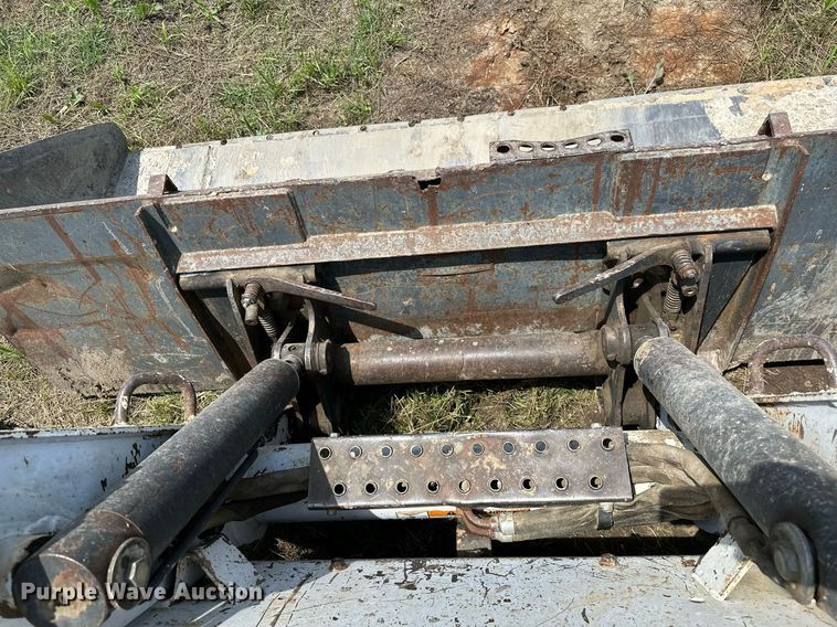 image for item OC9024 2006 Bobcat S300  skid steer loader