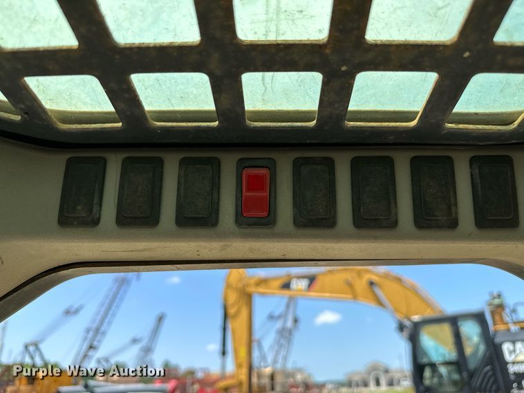 image for item OC9024 2006 Bobcat S300  skid steer loader