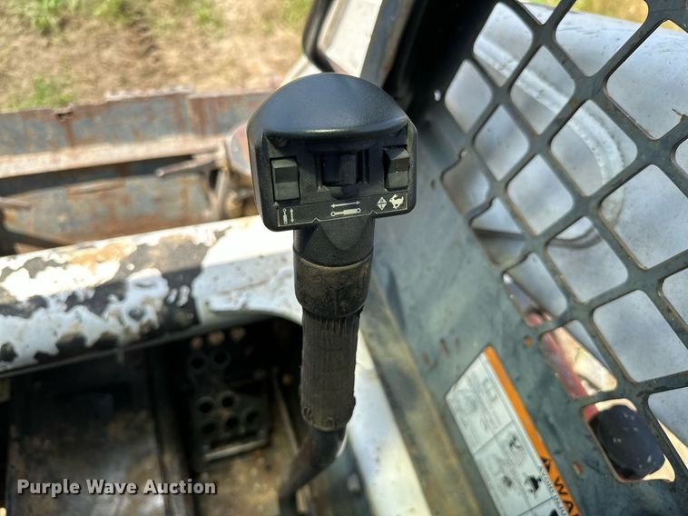 image for item OC9024 2006 Bobcat S300  skid steer loader