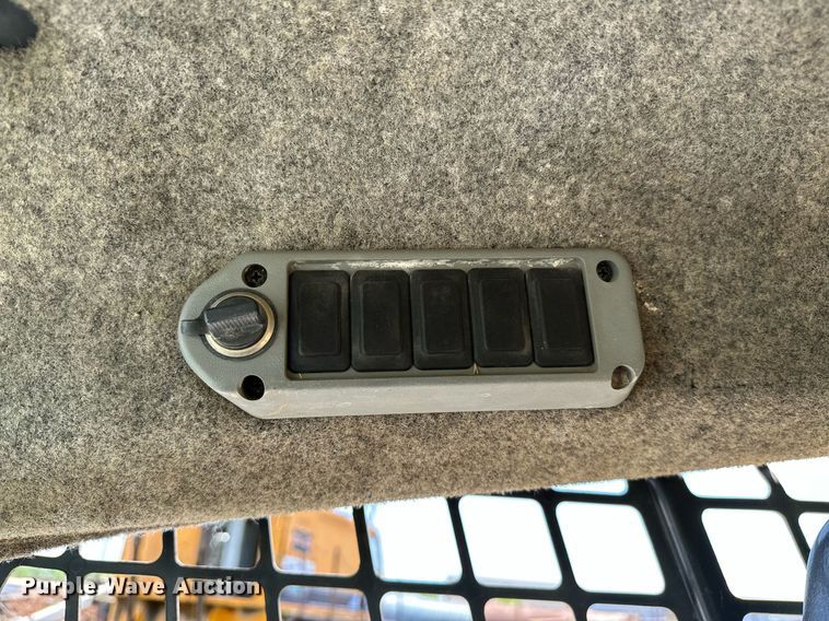 image for item OC9024 2006 Bobcat S300  skid steer loader