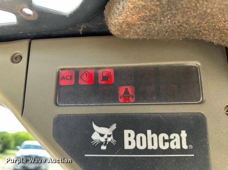 image for item OC9047 2001 Bobcat 873  skid steer loader