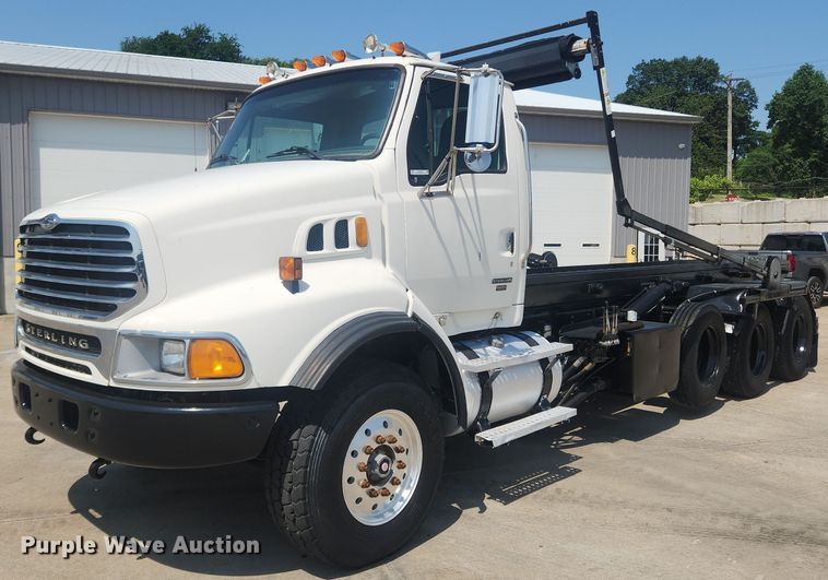 image for item OK9556 2005 Sterling L9500  roll-off container truck