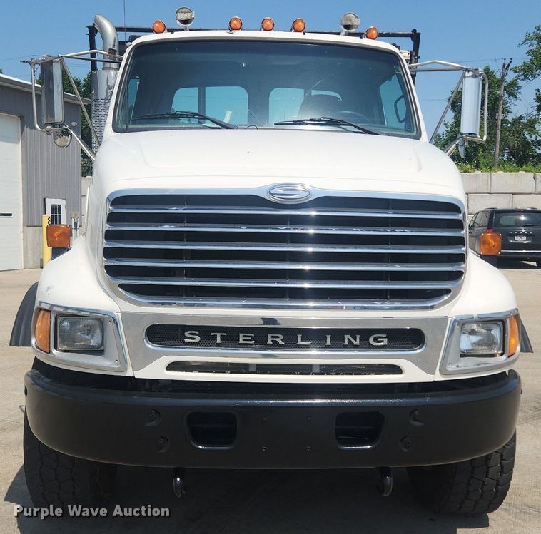 image for item OK9556 2005 Sterling L9500  roll-off container truck