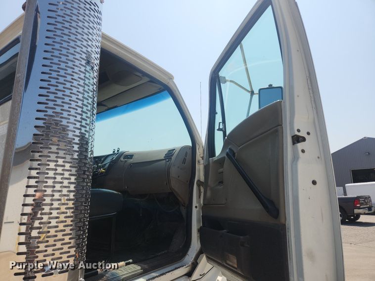 image for item OK9556 2005 Sterling L9500  roll-off container truck