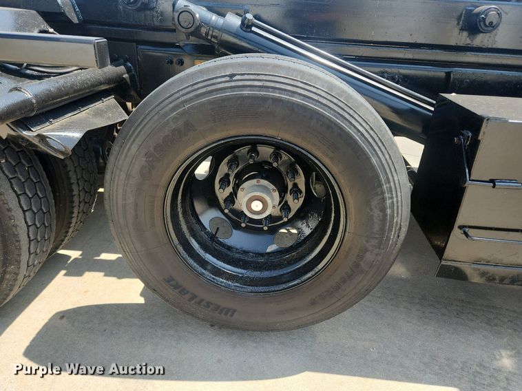 image for item OK9556 2005 Sterling L9500  roll-off container truck