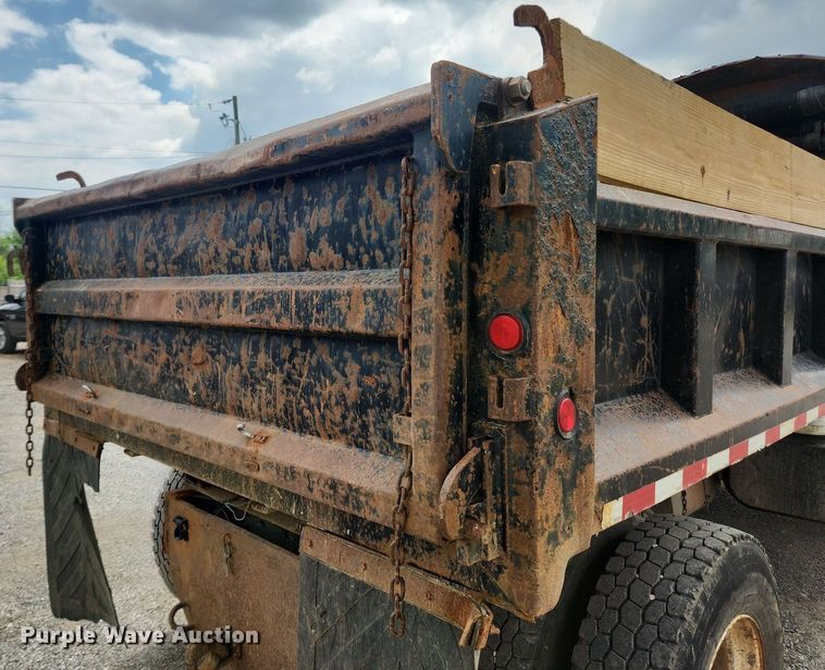 image for item OK9582 1999 International 4700  dump truck