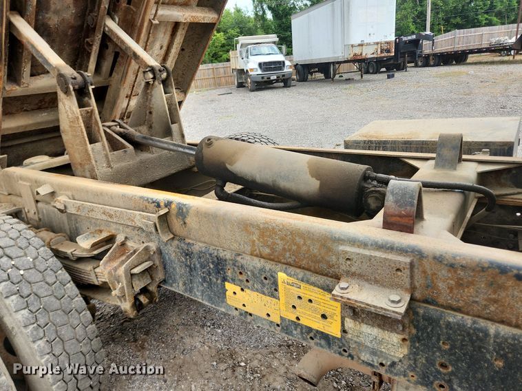 image for item OK9582 1999 International 4700  dump truck