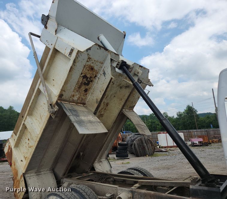 image for item OK9583 2003 Ford F650 Super Duty XL  dump truck